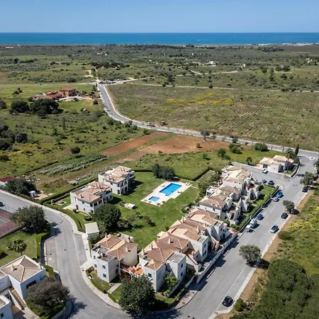 Apartment The Golden Breeze - Beachside Pool & Bbq Escape *