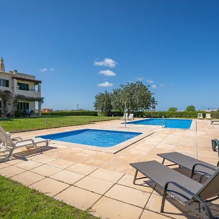 The Golden Breeze - Beachside Pool & Bbq Escape *