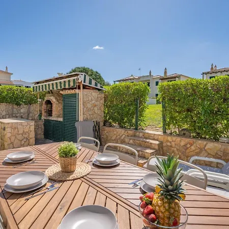 The Golden Breeze - Beachside Pool & Bbq Escape Apartment