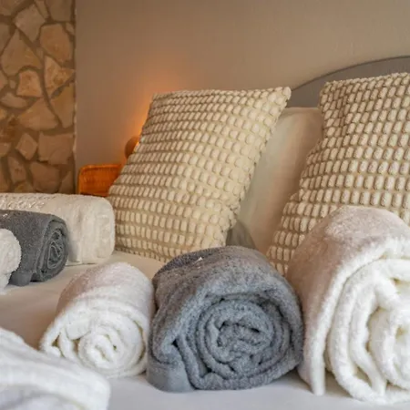 Apartment The Golden Breeze - Beachside Pool & Bbq Escape