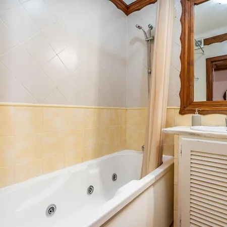 Apartment The Golden Breeze - Beachside Pool & Bbq Escape *