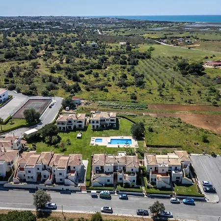 Apartment The Golden Breeze - Beachside Pool & Bbq Escape *