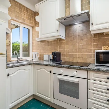 Apartment The Golden Breeze - Beachside Pool & Bbq Escape Faro