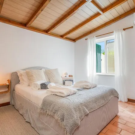 Apartment The Golden Breeze - Beachside Pool & Bbq Escape *