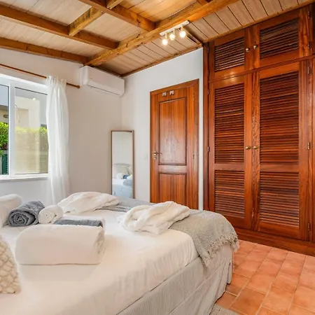 Apartment The Golden Breeze - Beachside Pool & Bbq Escape Faro