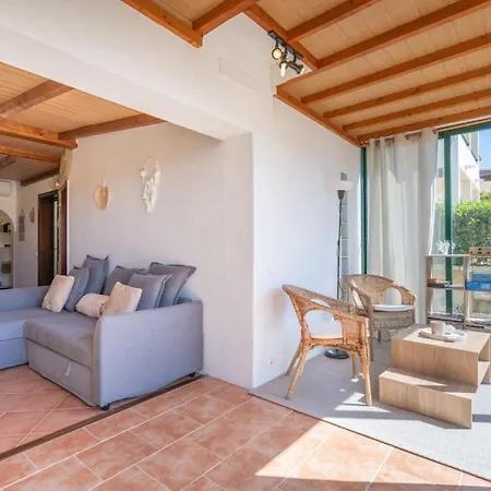 Nyaraló The Golden Breeze - Beachside Pool & Bbq Escape