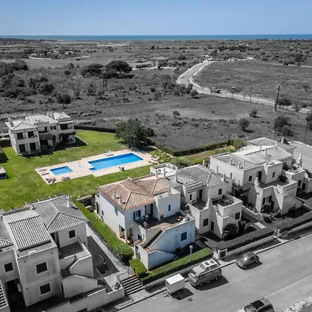 The Golden Breeze - Beachside Pool & Bbq Escape Nyaraló *