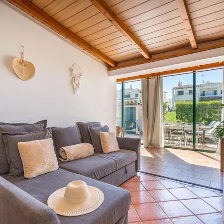 The Golden Breeze - Beachside Pool & Bbq Escape Nyaraló *