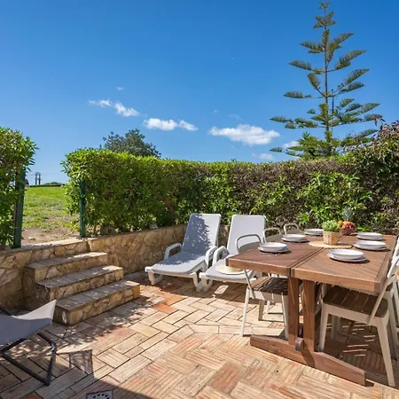 Nyaraló The Golden Breeze - Beachside Pool & Bbq Escape *
