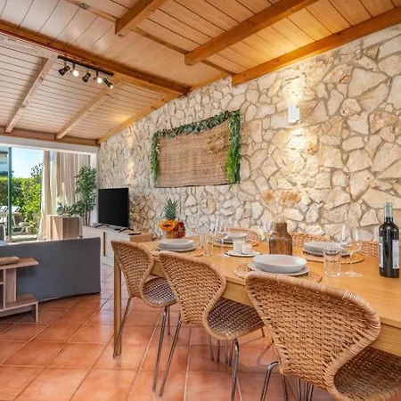 Nyaraló The Golden Breeze - Beachside Pool & Bbq Escape